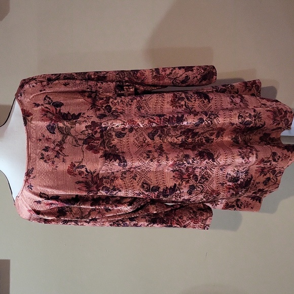 ONE WORLD Floral V-Neck Blouse - Picture 6 of 11